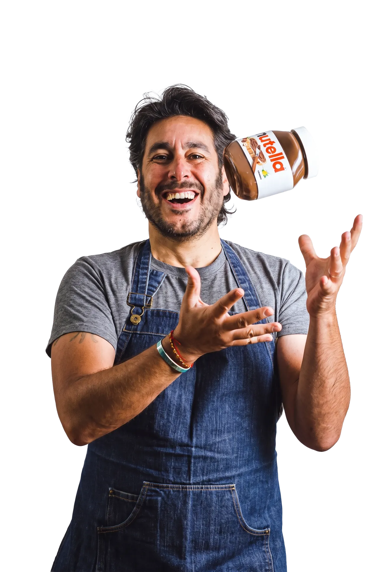 Grégory Cohen, en tablier, rattrape en riant un pot de Nutella lancé en l'air