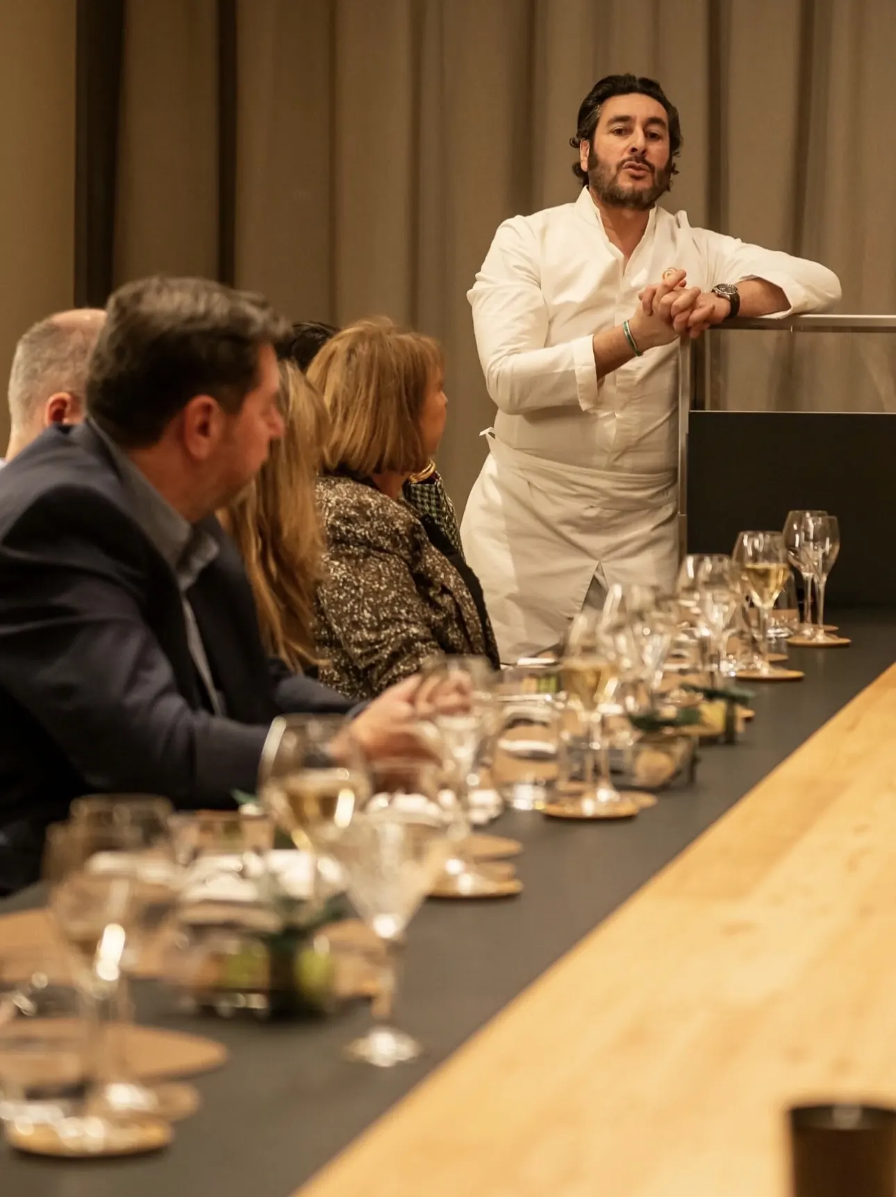 Grégory Cohen présente un plat à une tablée