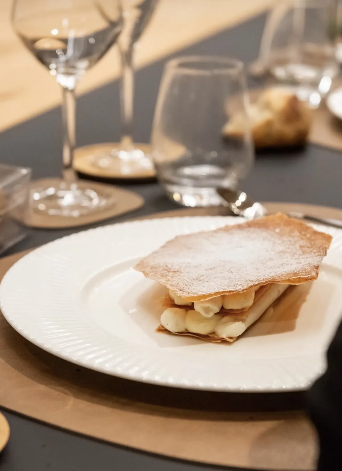 Millefeuille servi sur une table dressée