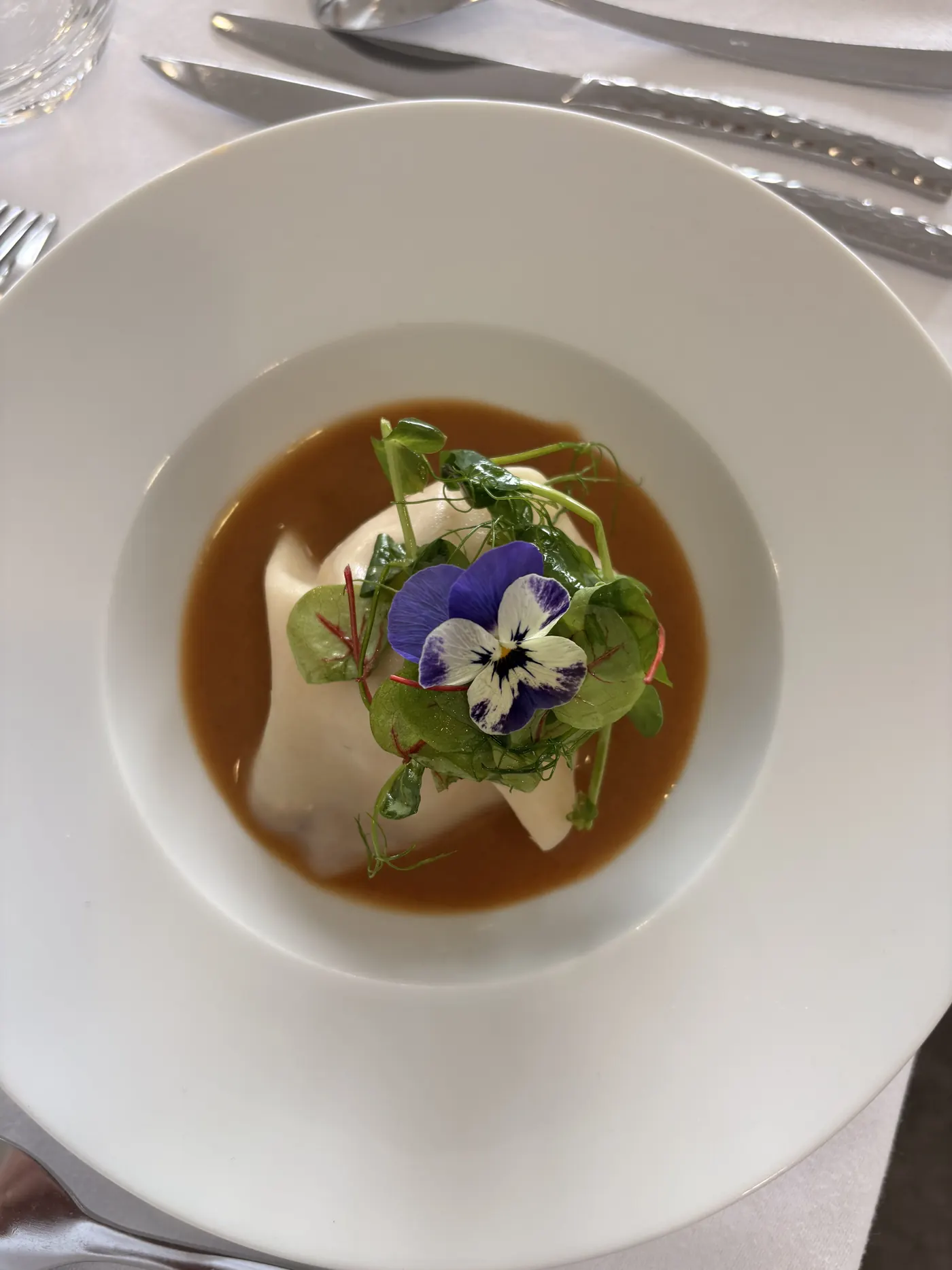 Raviole en bouillon, fleurs comestibles