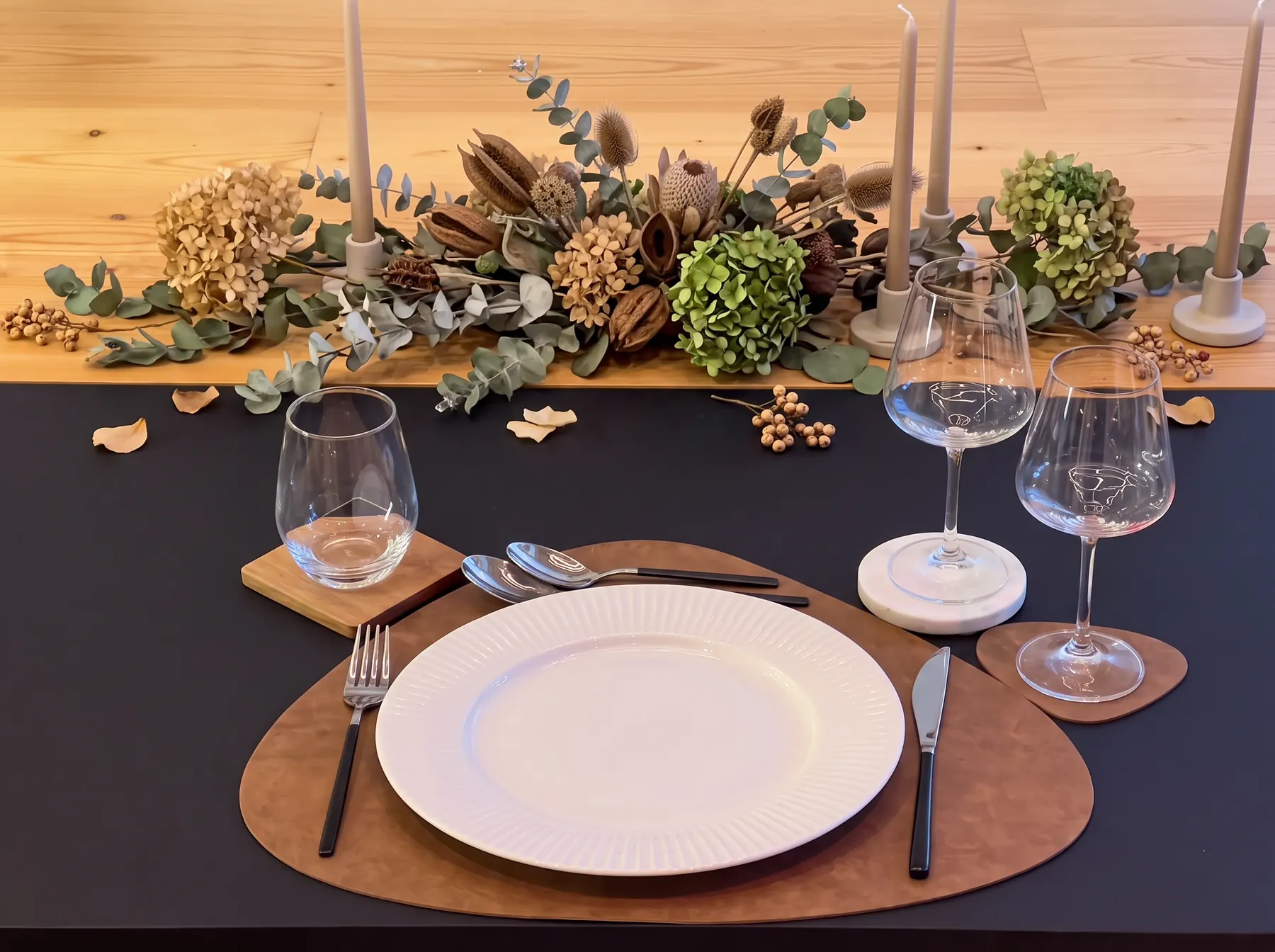 Table dressée pour un dîner d'entreprise