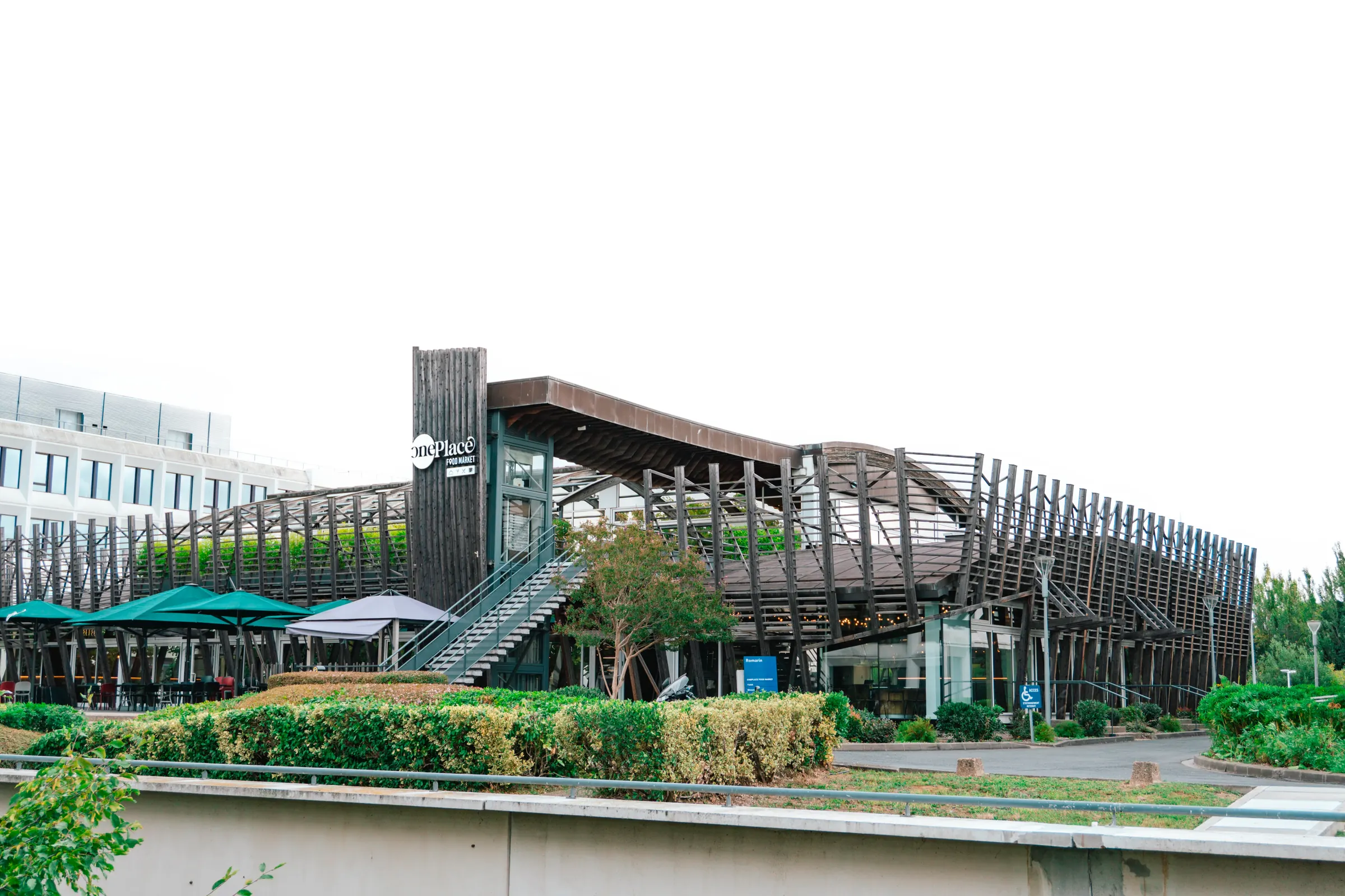 La façade en bois de onePlace à Rungis