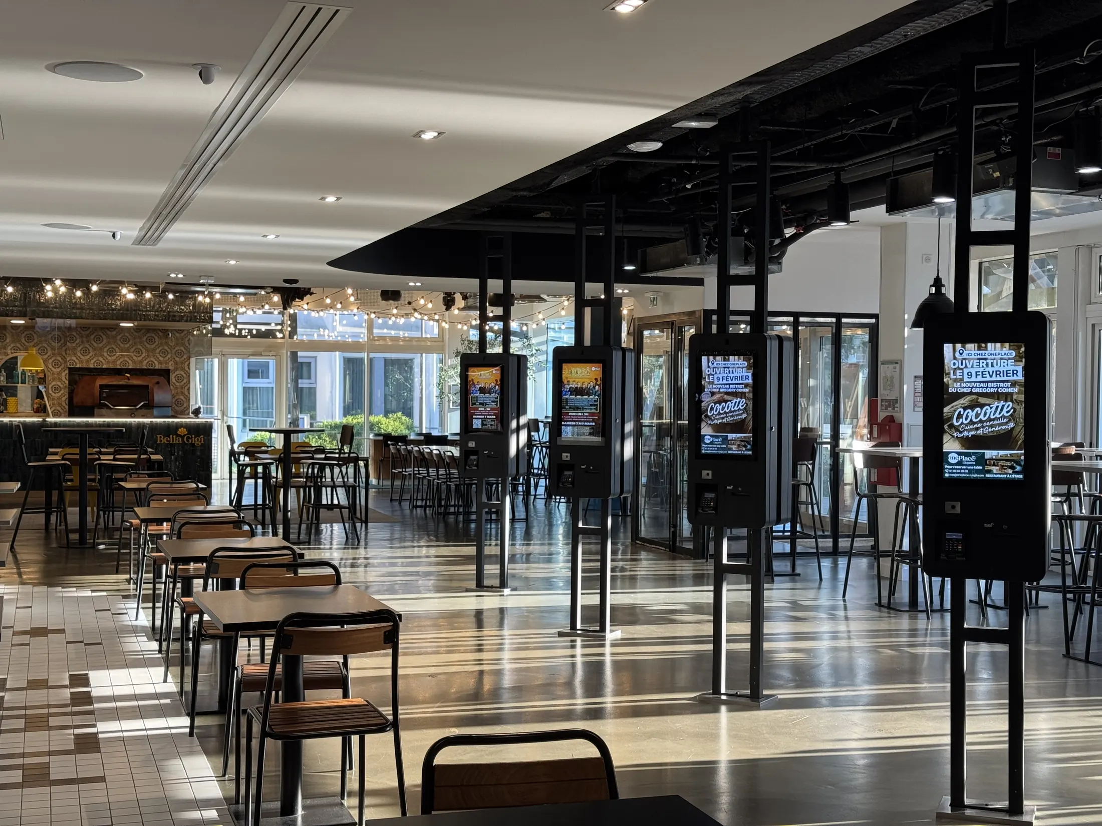 La grande halle de onePlace avec ses stands et bornes de commande