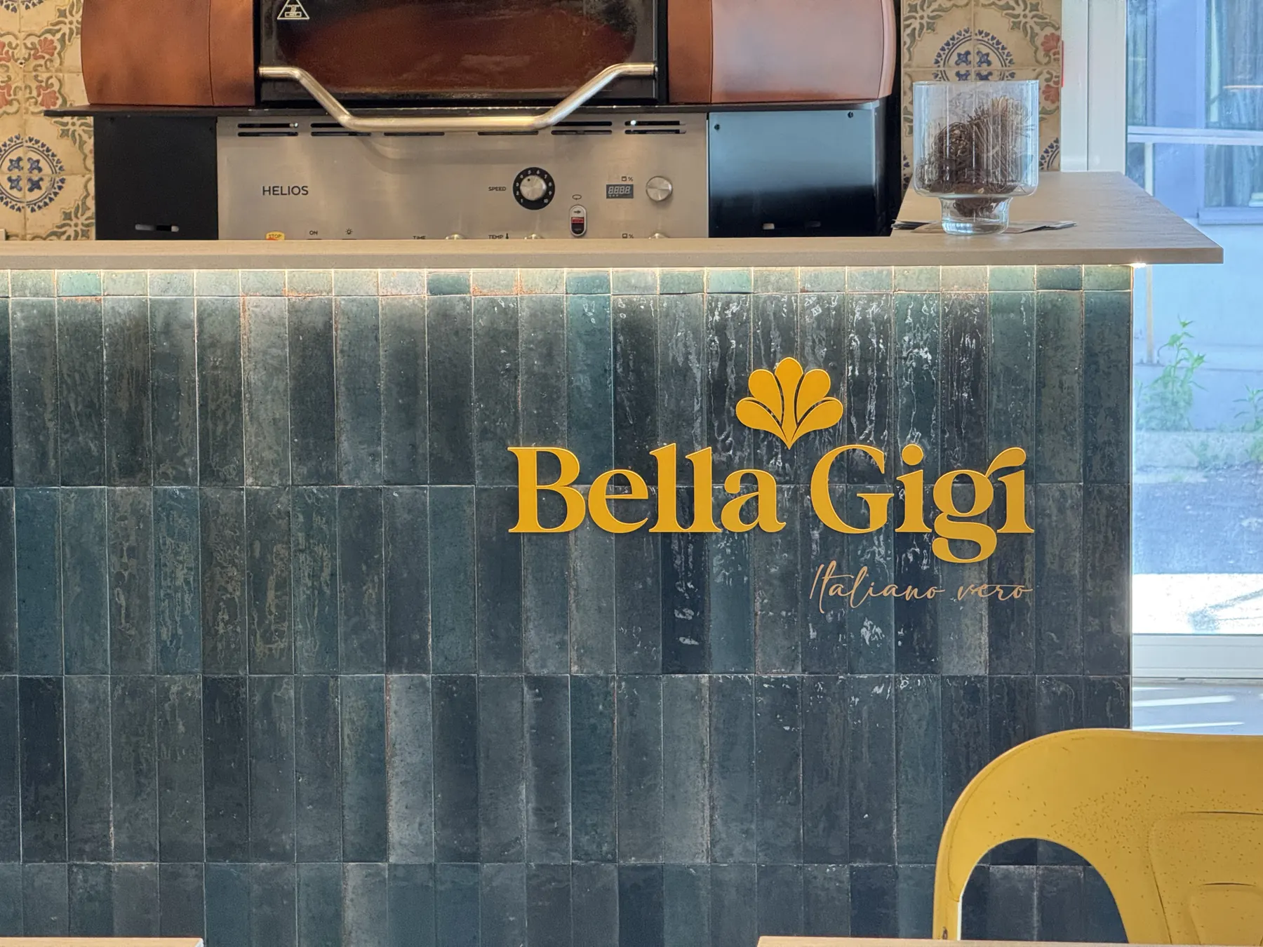 L'enseigne Bella Gigi sur le comptoir carrelé