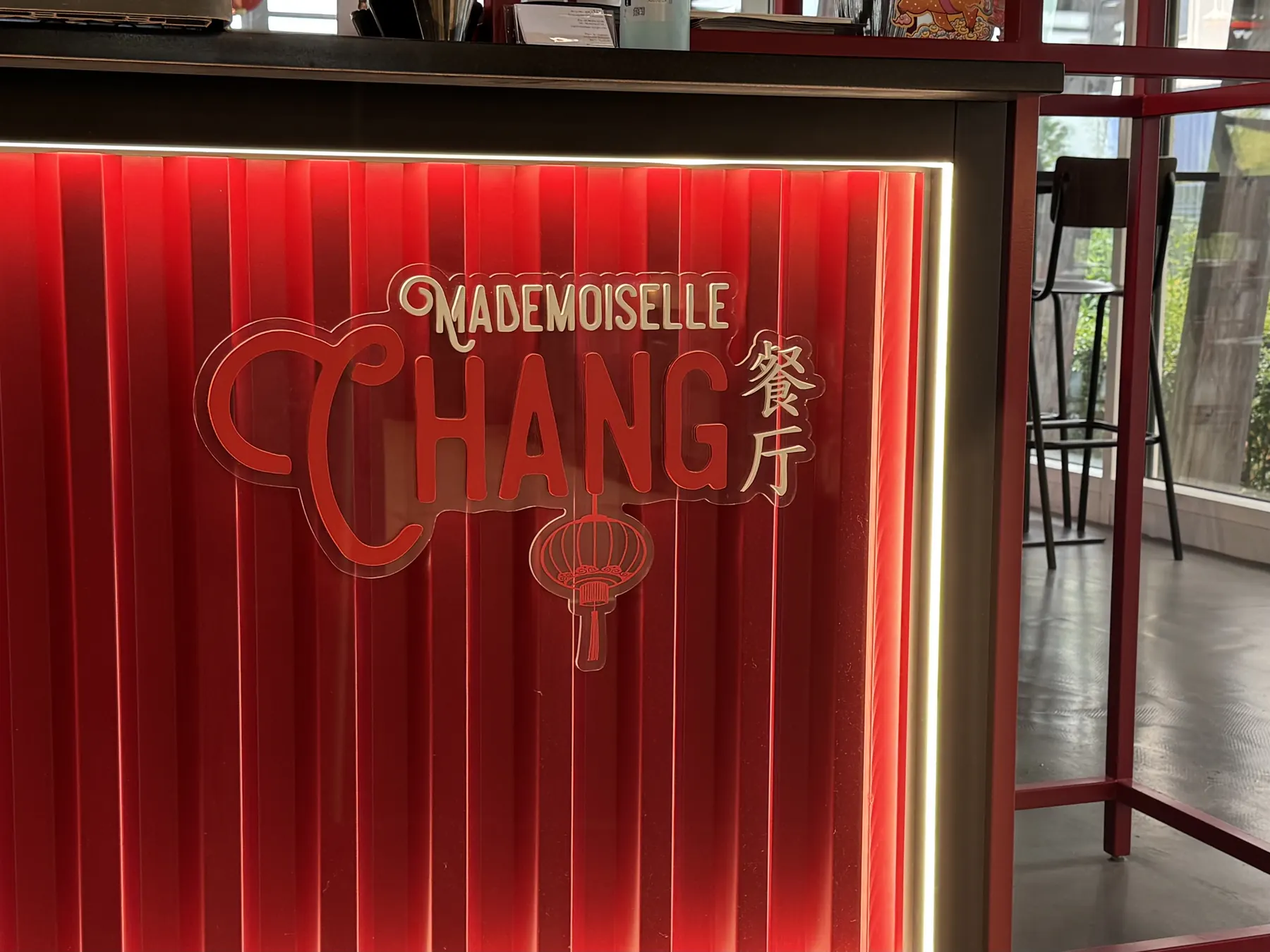 L'enseigne lumineuse Mademoiselle Chang