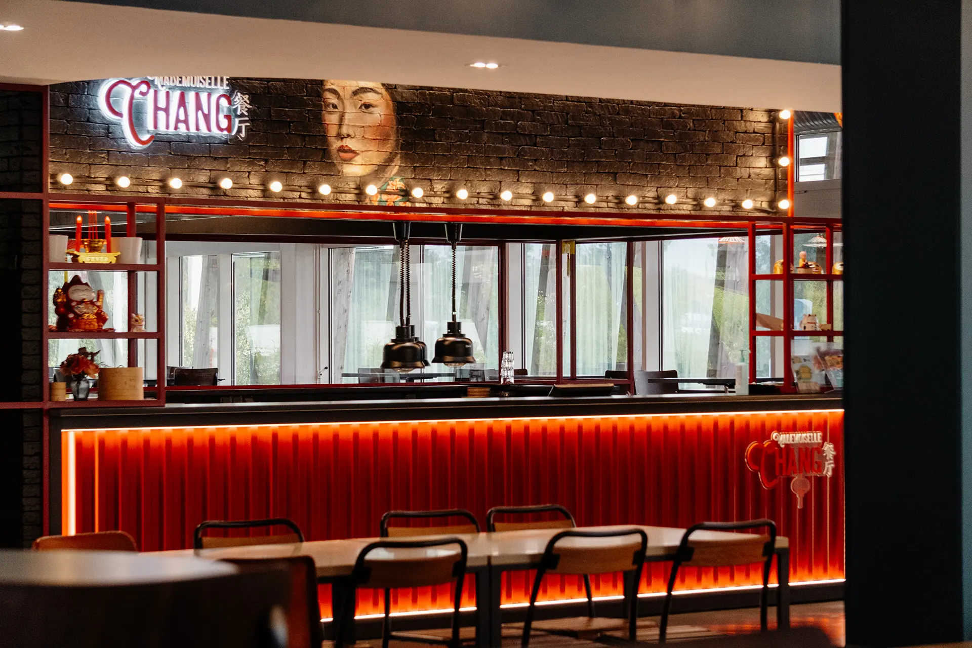 Le comptoir Mademoiselle Chang et son décor rouge