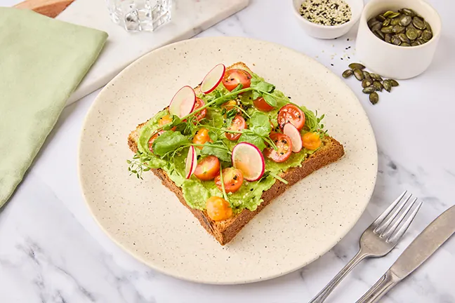 Toast garni de crudités et de jeunes pousses