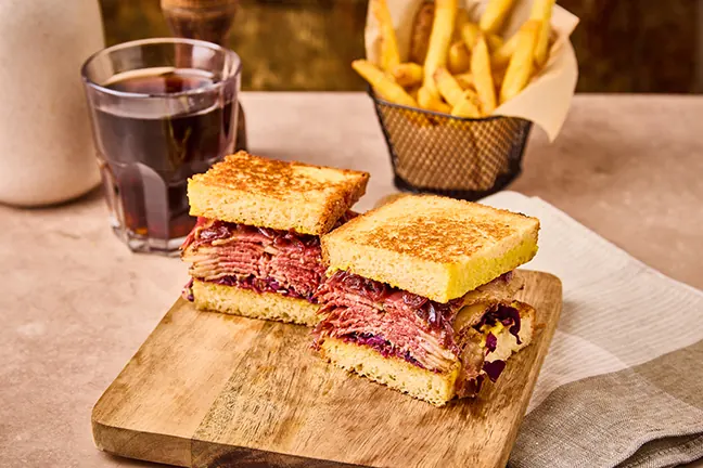 Sandwich au pastrami toasté et frites